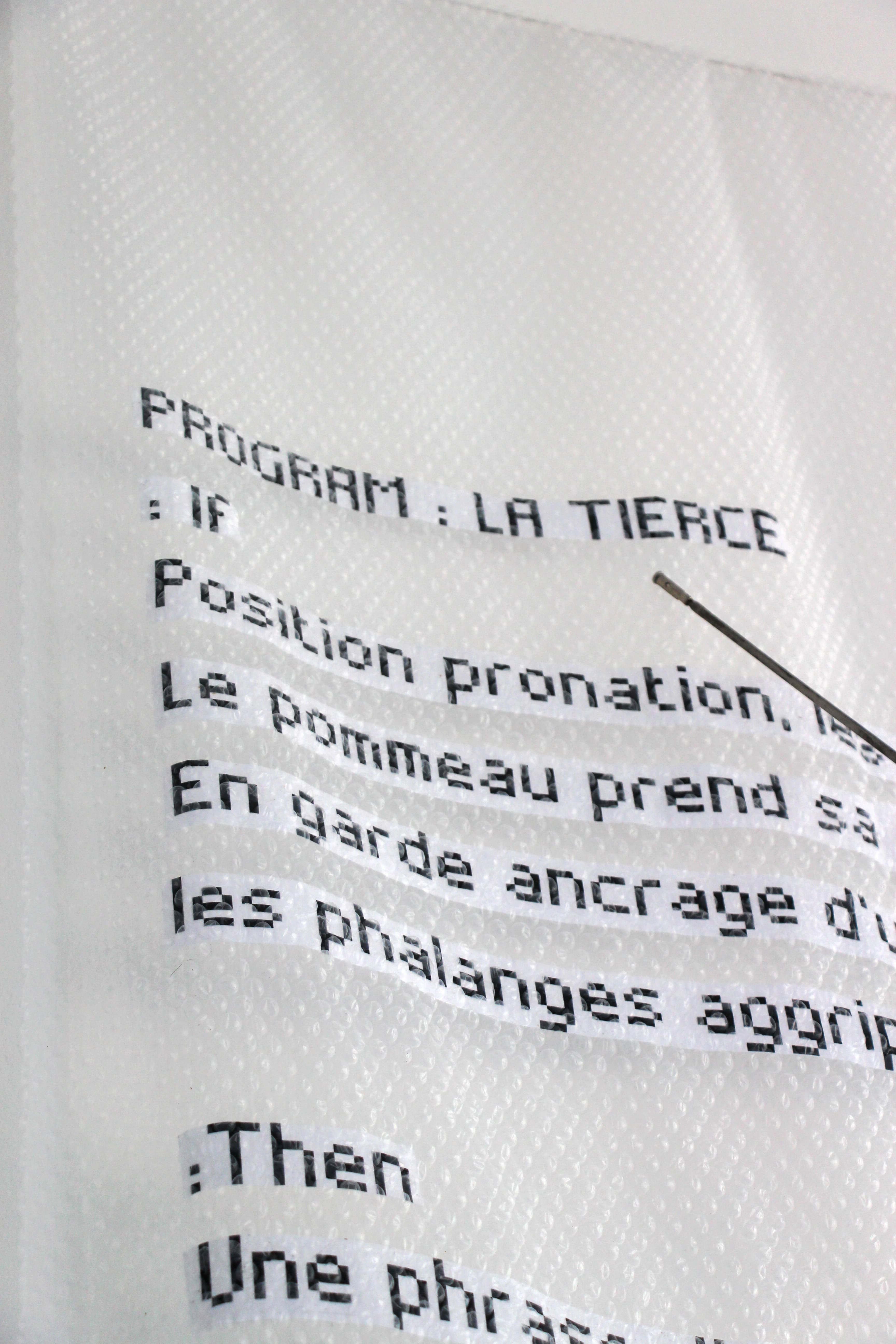 2022 La tierce, 2022 Résine, graphite, poudre de bronze, lame de fleuret, papier et papier bulle 320 x 100 x 120 cm ©Alexia Pouget
